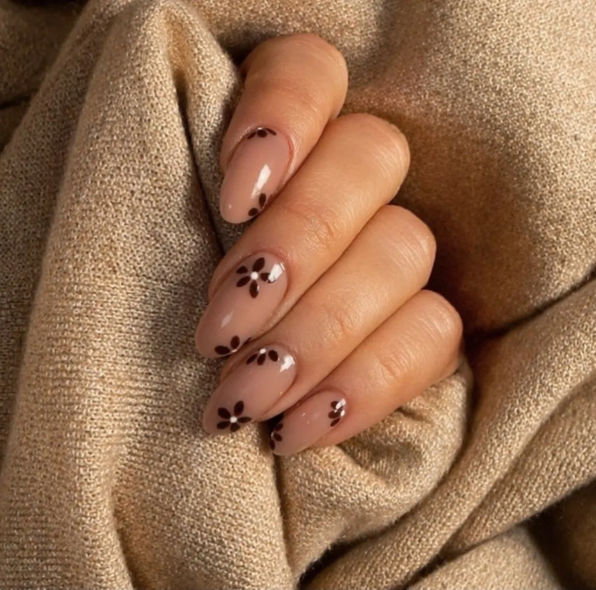 Nude-Braun mit Blumen – sanft und verspielt