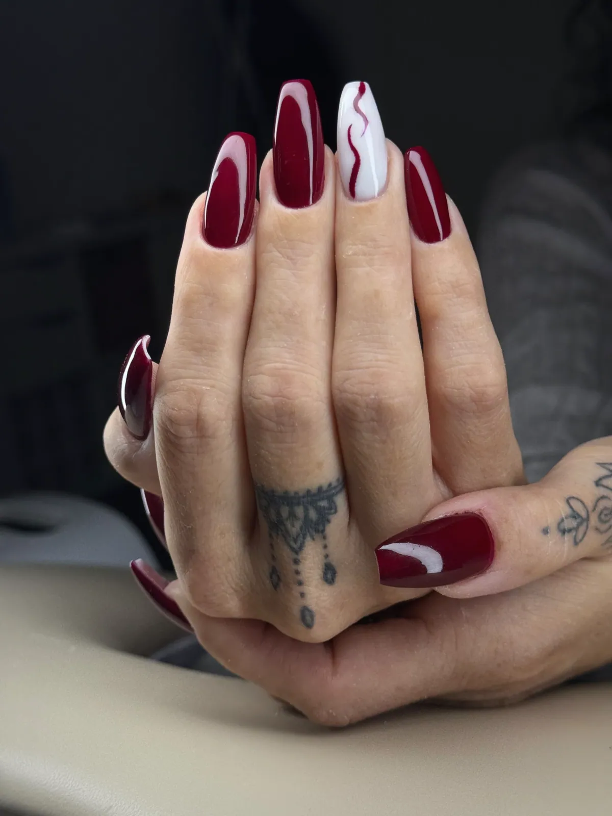 Nageldesign Bordeaux und Weiss