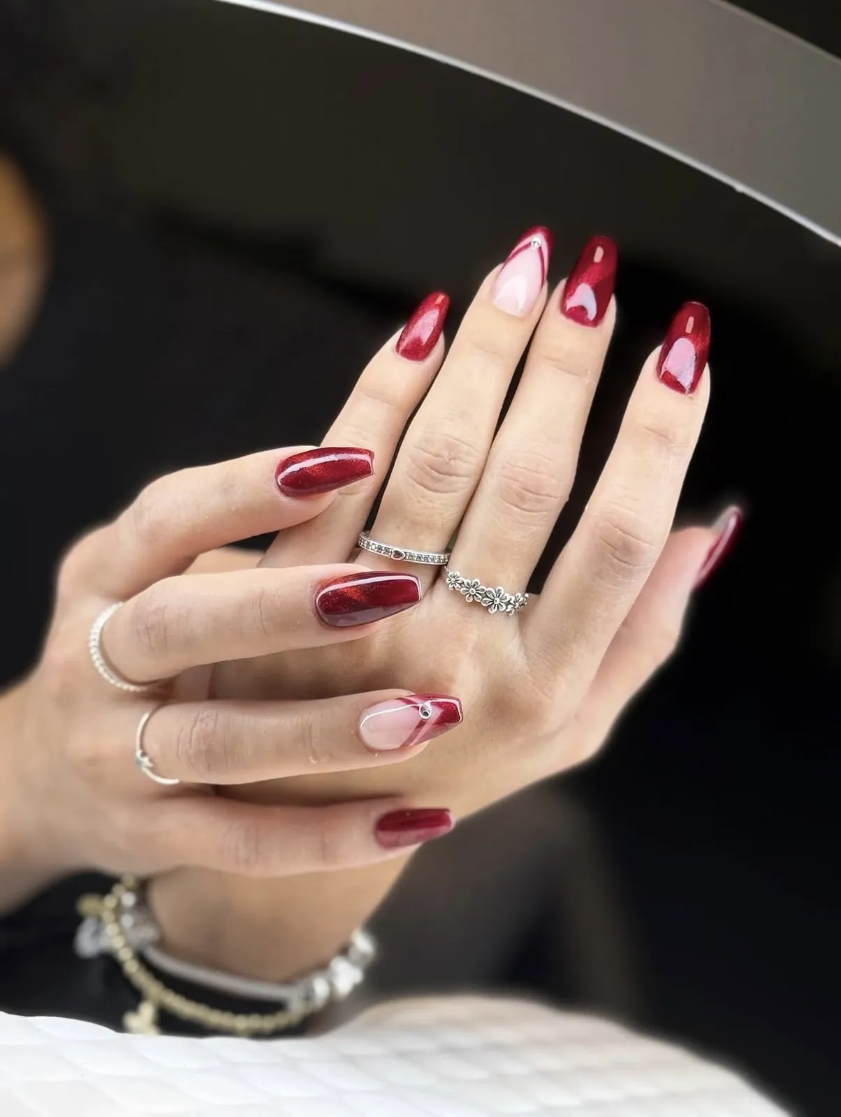 Rot mit Herz – Gelnägel mit kleinem Design
