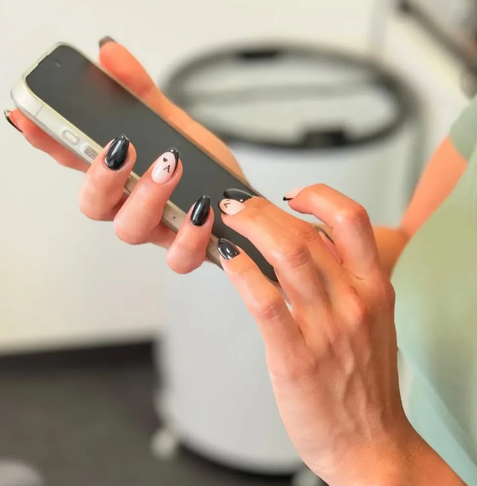 Schwarz und Nude – Nailart in Kontrast